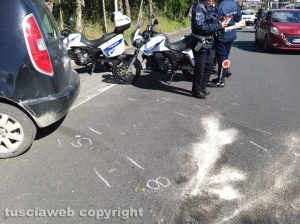 Viterbo - Incidente in via Garbini - L'intervento della polizia locale