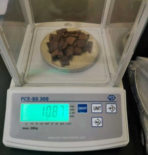 L'hashish sequestrata nelle scarpe da ginnastica