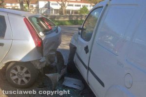 Viterbo - Scontro tra auto sulla Teverina