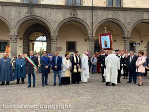 Viterbo - La processione del santissimo Salvatore sfila per le vie del centro