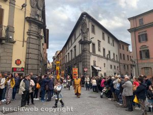 Viterbo - La processione del santissimo Salvatore sfila per le vie del centro