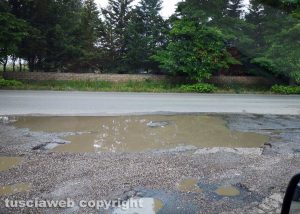 Viterbo - La strada dissestata al Poggino 