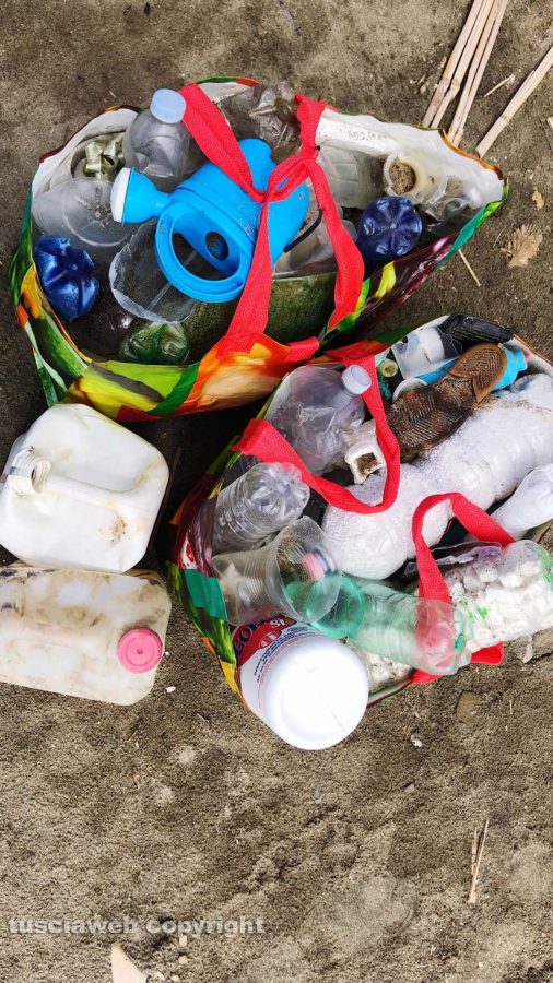 Tarquinia - Plastica raccolta sulla spiaggia