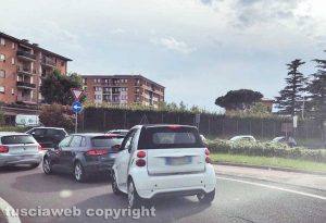 Viterbo - Traffico in tilt alla rotatoria dell'Ipercoop