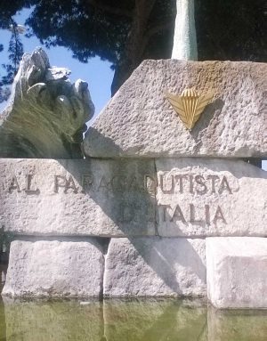 Viterbo - Lucidato lo stemma del Monumento nazionale dedicato al paracadutista d'Italia