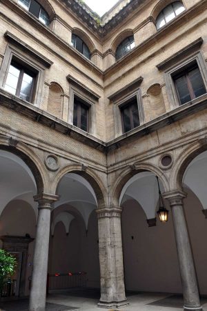 Cortile del Palazzo della Valle