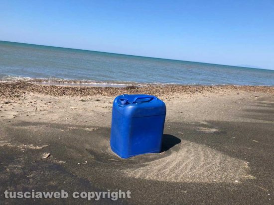 Tarquinia - Plastica sulla spiaggia