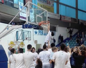 Sport - Pallacanestro - Ants - I festeggiamenti delle viterbesi - Il taglio della retina del canestro