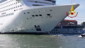 Venezia - Nave da crociera Msc urta un battello alla stazione