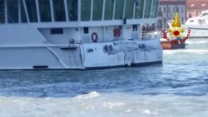 Venezia - Nave da crociera Msc urta un battello alla stazione
