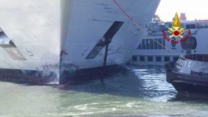 Venezia - Nave da crociera Msc urta un battello alla stazione