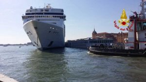 Venezia - Nave da crociera Msc urta un battello alla stazione