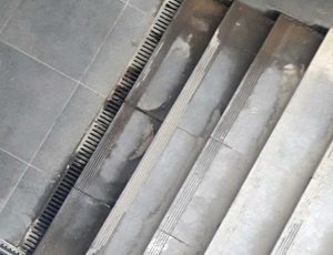 La scala scivolosa alla stazione di Tarquinia
