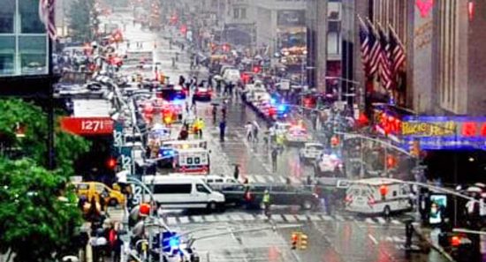 New York - Elicottero si schianta su un grattacielo a Manhattan