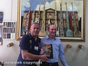 Silvio Cappelli dona libro di santa Rosa a Filippo Maria Tirati sindaco di Gubbio