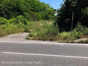 Viterbo - Marciapiedi in strada Teverina nel degrado