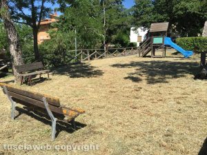 Tagliata l’erba nel parco giochi di Tobia