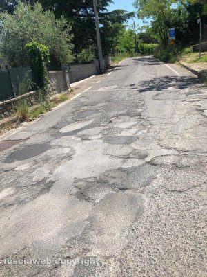 Viterbo - Le buche rattoppate su strada Romana