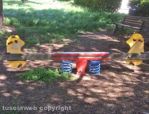 Parco giochi di San Martino al Cimino nel degrado
