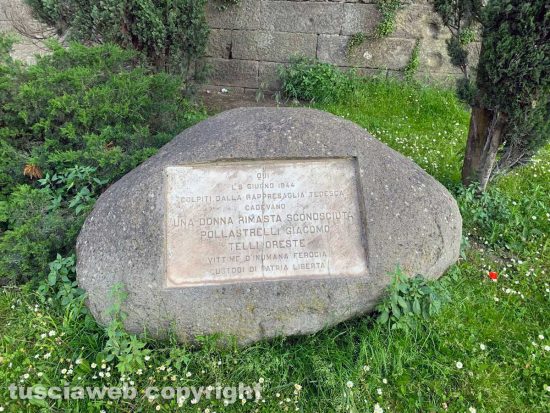 Viterbo - La lapide ricorda che l’8 giugno 1944 i nazisti trucidarono tre persone a piazzale Gramsci