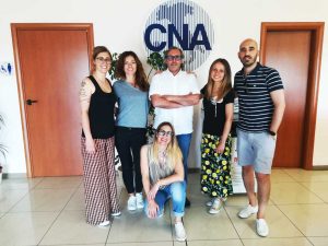 Alcuni allievi del corso per Aso con uno dei docenti (l'odontoiatra Carlo Cristi)
