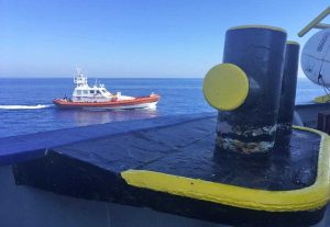 Lampedusa - La nave Sea Watch circondata dalla guardia costiera