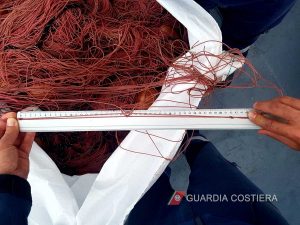 La rete sequestrata dalla guardia costiera 