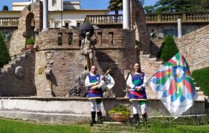 I musici e gli sbandieratori dell'associazione culturale Pilastro