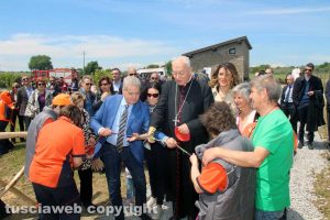 Viterbo - Il sindaco Arena e il vescovo Fumagalli tagliano il nastro