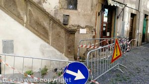 Viterbo - La buca in piazza Dante