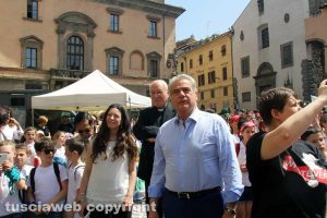 Viterbo - Il sindaco Arena, il vescovo Fumagalli e l'assessore Sberna a Giovani e coloriViterbo - Il sindaco Arena, il vescovo Fumagalli e l'assessore Sberna a Giovani e colori