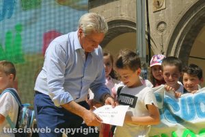 Viterbo - Il sindaco Arena premia il miglior striscione di Giovani e colori