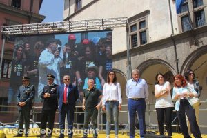 Viterbo - Il sindaco Giovanni Arena, Il questore Massimo Macera, il comandante dei carabinieri Giuseppe Palma, il comandante della guardia di finanza Giuseppe Colella, l'assessore Antonella Sberna, i consiglieri Valter Merli e Paola Bugiotti, Fiorella Crocoli, Agata Severi