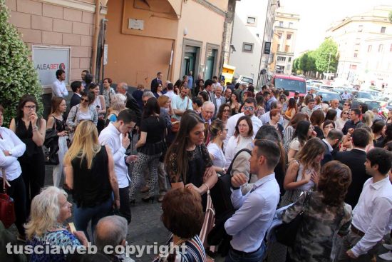 La folla di studenti e famiglie in piazza ad aspettare