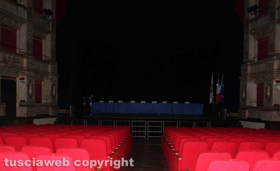 Il teatro Unione nel buio totale