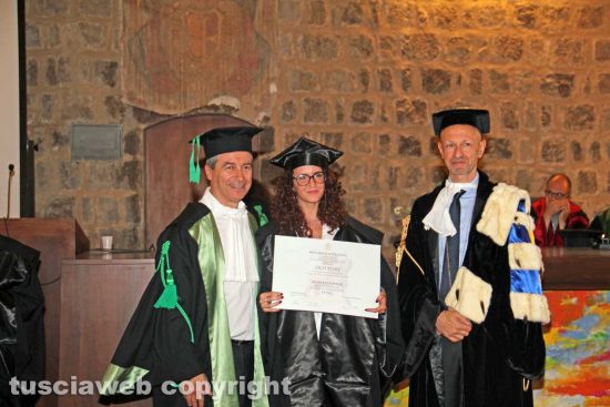 La consegna degli attestati di laurea