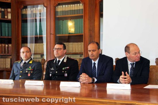 Viterbo - Le forze dell'ordine al tavolo della firma