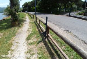 Montefiascone - I cestini rotti sul lungolago