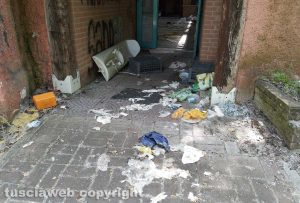 Montefiascone - La sporcizia nella ex struttura Il Faro