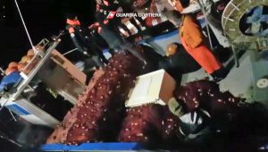 La rete sequestrata dalla guardia costiera 