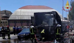 Gela - Intervento dei vigili del fuoco per l'esplosione di una bombola di gas al mercato rionale