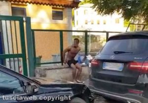 Viterbo - Ragazzo nudo alla stazione di porta Romana