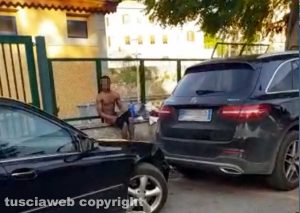Viterbo - Ragazzo nudo alla stazione di porta Romana