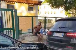 Viterbo - Ragazzo nudo alla stazione di porta Romana