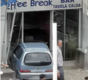 Viterbo - Sfonda con la macchina la vetrina del bar alla cittadella