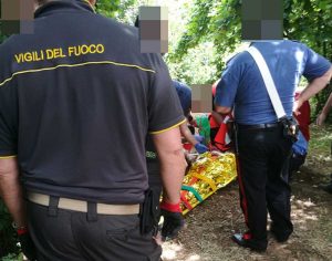 Soriano nel Cimino - I vigili del fuoco e i carabinieri soccorrono l'anziano