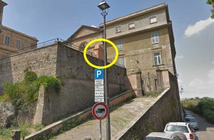 Ospedale grande degli infermi - Al centro del tondo giallo la fontana