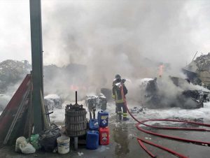 Capranica - Sfasciacarrozze in fiamme a Vico Matrino