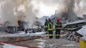 Capranica - Sfasciacarrozze in fiamme a Vico Matrino