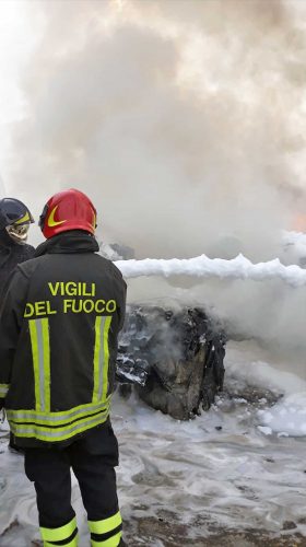 Capranica - Sfasciacarrozze in fiamme a Vico Matrino